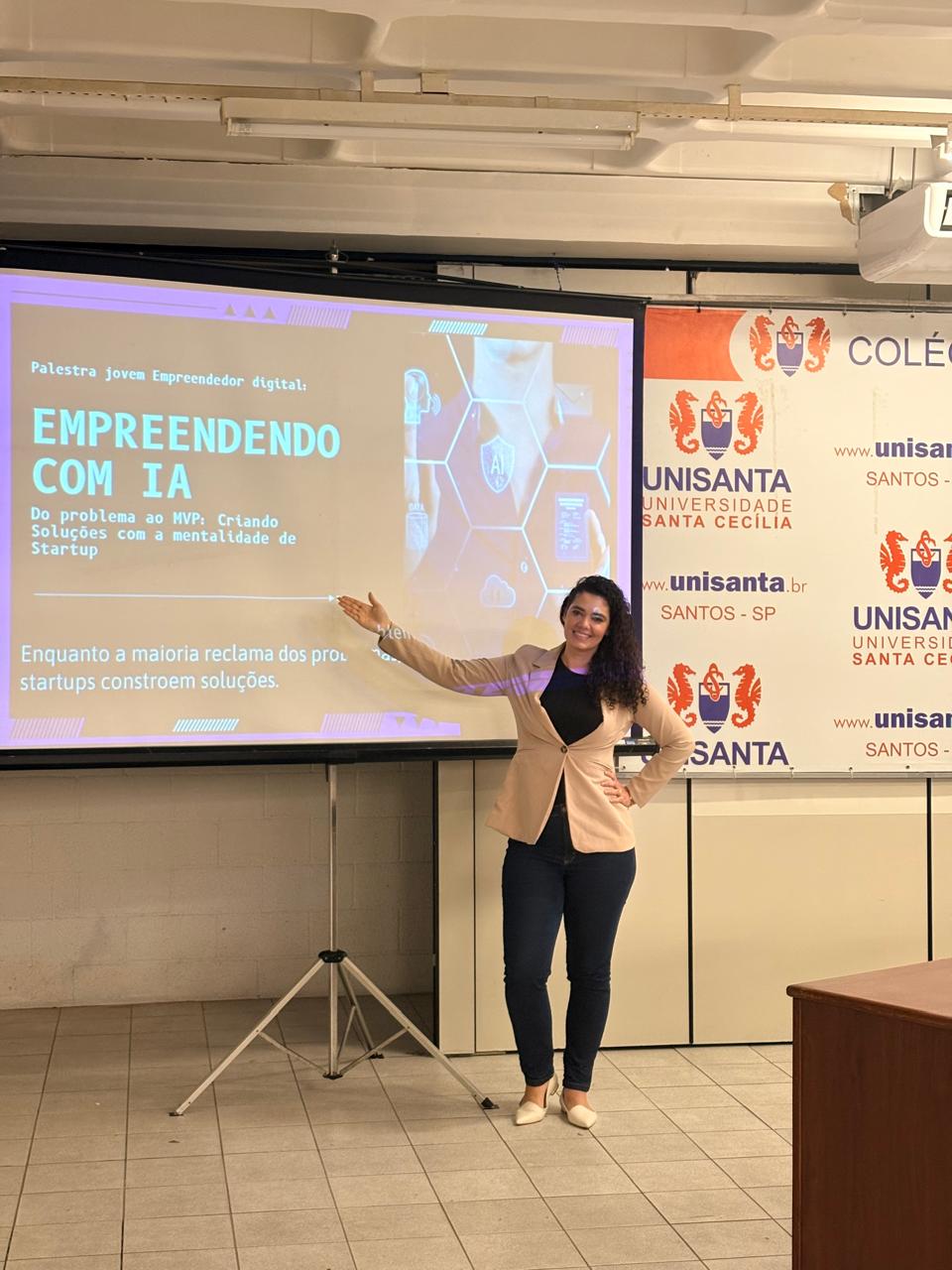 Cida Moreira palestrando na Unisanta sobre empreendedorismo com IA